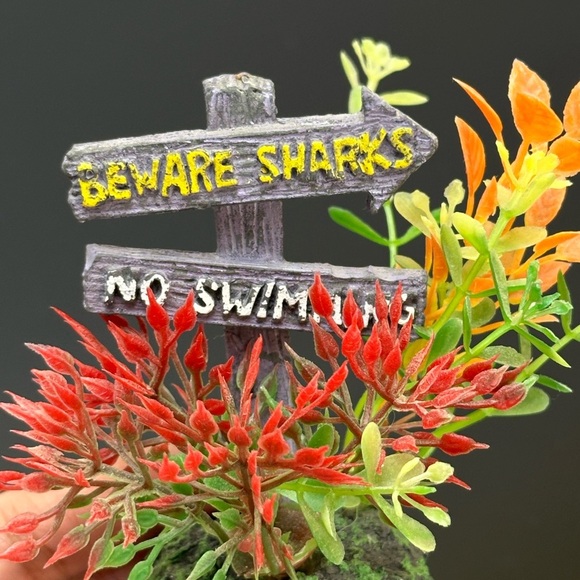 Fish Tank Ornaments Shark Eating Pizza and Sign/Shrubs Beware Shark No Swimming - Picture 10 of 11